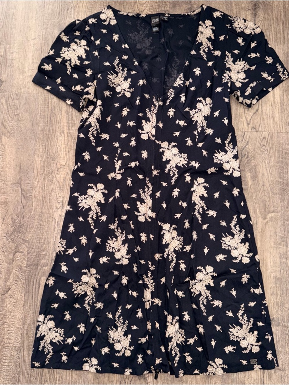 Stone Row by Volcom Black and cream Floral V-Neck zipper Short Sleeve Dress